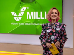 Milli-arvonta studiossa. Taustalla Milli-logo ja teksti miljoona euroa päävoittona joka päivä. Kuvassa Veikkauksen Milli-lähetys, jossa käsitellään milli tulokset ja päävoiton mahdollisuus.