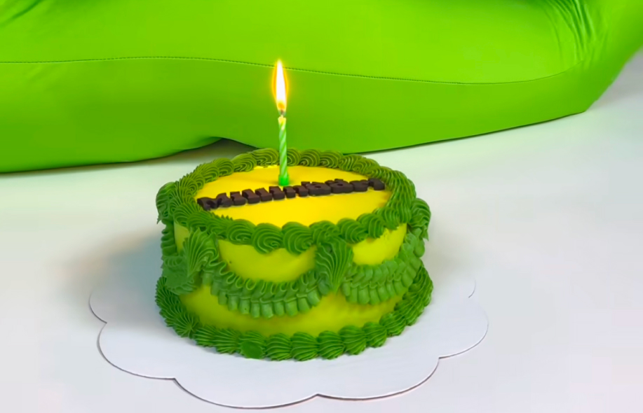 Millinääri kakku, sen vieressä Veikkauksen mainoshahmon kankku.