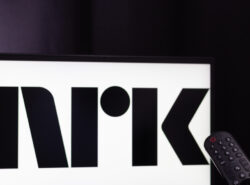 Televisiossa NRK logo. Etualalla kaukosäädin.