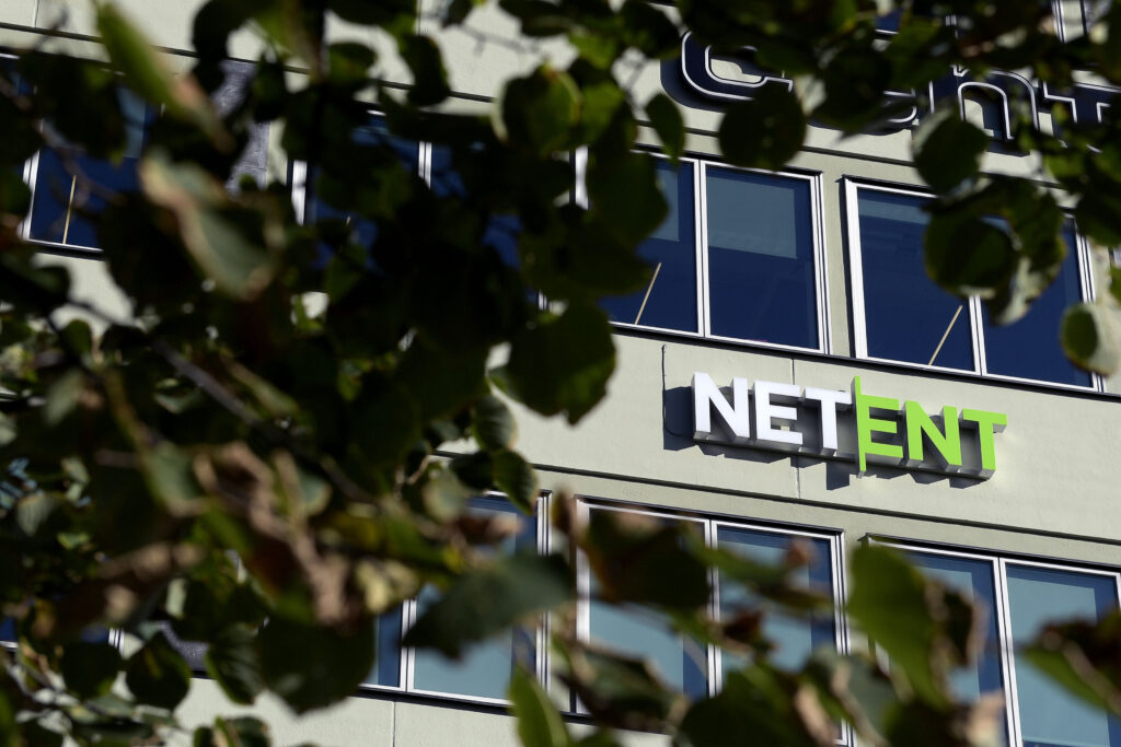 NetEnt yhtiön logo Tukholmalaisen rakennuksen kyljessä.
