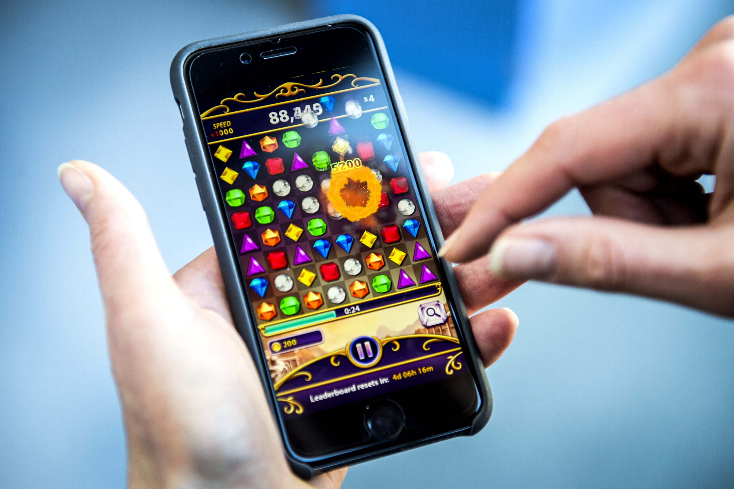 Rahapeli pelaajan kädessä. Ruotsalainen kuvalähde.