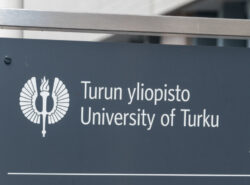 Turun yliopiston kyltti ja logo.