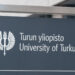 Turun yliopiston kyltti ja logo.