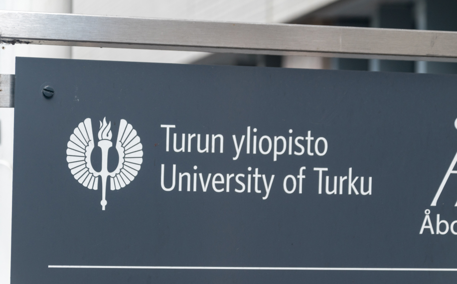 Turun yliopiston kyltti ja logo.