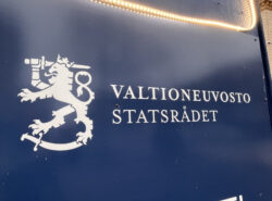 Valtioneuvoston logo Helsingissä.
