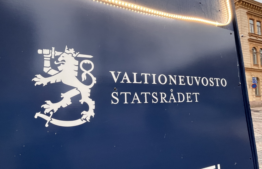 Valtioneuvoston logo Helsingissä.
