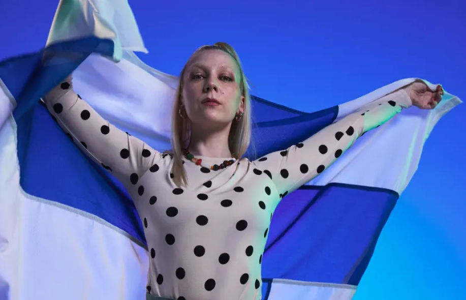 Nainen suomen lipun kanssa