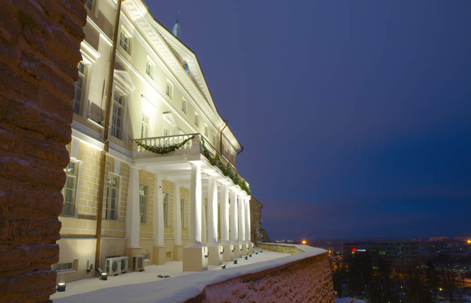 Talviyön maisema Steinbock-talosta Tallinnan vanhassakaupungissa, Virossa.