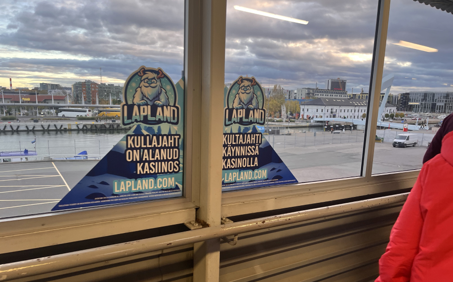 Etualalla laivaterminaalissa Lapland Kasino mainos, taustalla Tallinnaa.
