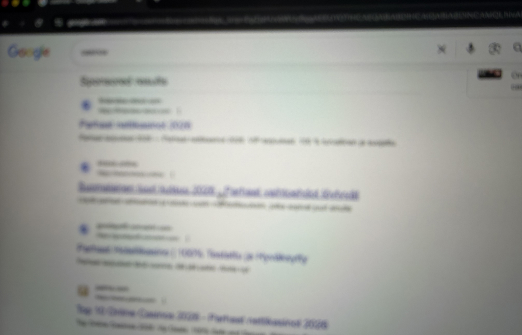 Sumennettu kuva Google haun kasinomainoksesta. Kuvasta voi erottaa tekstin "Sponsored results".
