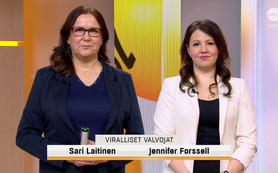 Loton viralliset valvojat studiossa ennen lottoarvontaa. Kuvassa näkyy Veikkauksen lotto-lähetys, jossa valvojat varmistavat lotto tulokset, oikeat lottonumerot ja voitonjaon lauantain arvonnassa.