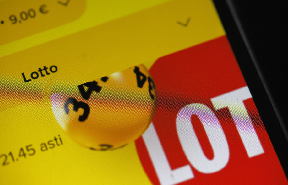 Puhelimen näytöllä auki Lotto Veikkauksen nettikasinolla.