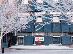 Paf toimisto Ahvenanmaalla lumisessa maisemassa. Oven edessä yhtiön logo. Yhtiön logo ei ole sama kuin Paf-nettikasinon logo mikä muuttui 2025 paksunnetumman näköiseksi.