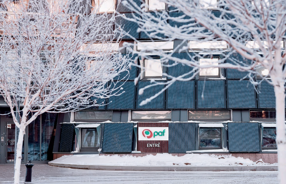 Paf toimisto Ahvenanmaalla lumisessa maisemassa. Oven edessä yhtiön logo. Yhtiön logo ei ole sama kuin Paf-nettikasinon logo mikä muuttui 2025 paksunnetumman näköiseksi.