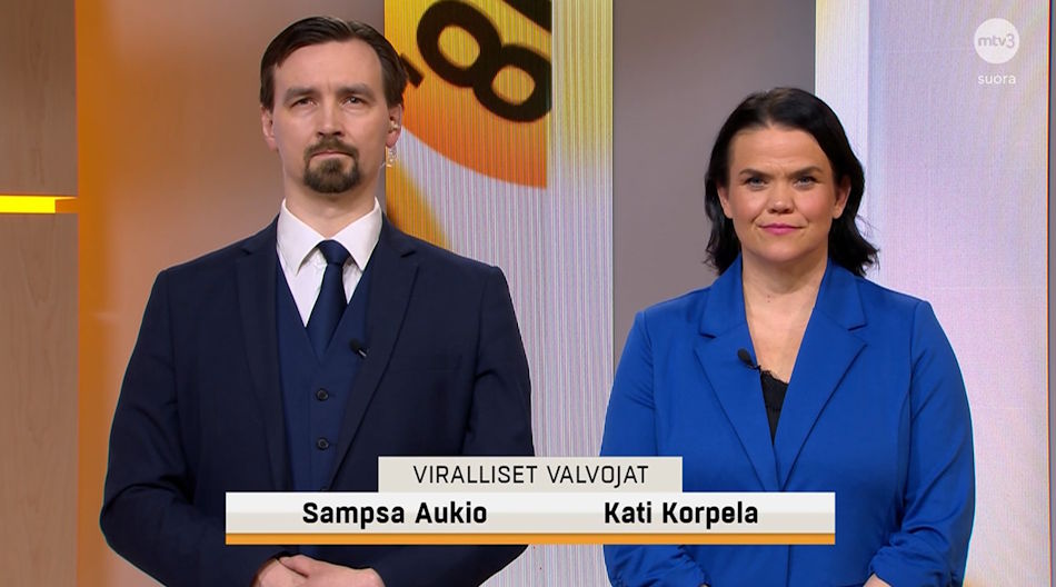 Loton viralliset valvovat Sampsa Aukio ja Kati Korpela kuvattuna Veikkauksen studiossa lauantaina 18.4.2026. 