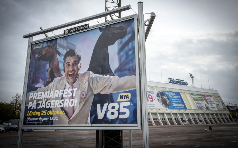 ATG rahapeliyhtiön mainos ruotsalaisella raviradalla.