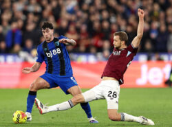 Bournemouthin pelaaja helmikuun 22. 2026 UK lisensoimaton BJ88 logo pelipaidassaan.