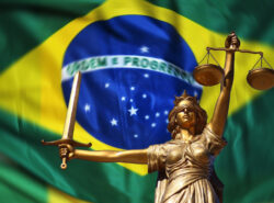 Brasilian lipun edessä oikeutta ja tasa-arvoa kuvaava patsas.