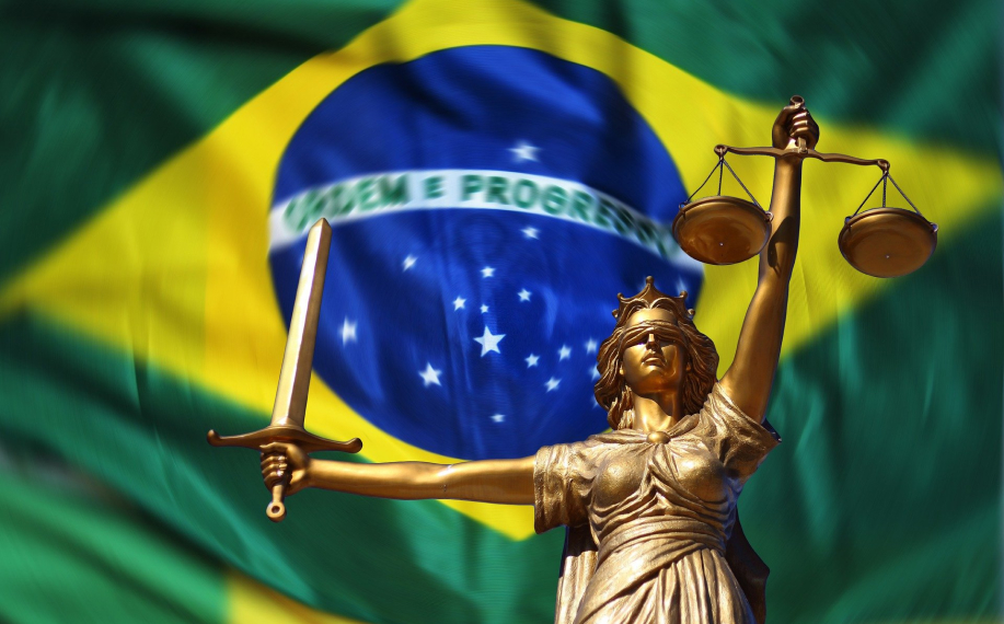 Brasilian lipun edessä oikeutta ja tasa-arvoa kuvaava patsas.