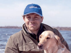 Christer Fahlstedt kuvattuna Ahvenanmaan saaristomaisemassa koiran kanssa.