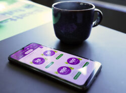 Eurojackpot auki puhelimella mikä on asetettu kahvipöydälle.