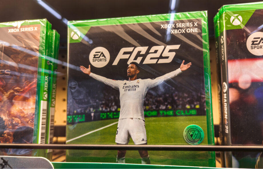 EA Sports FC25 Xbox-peli kaupan hyllyllä.