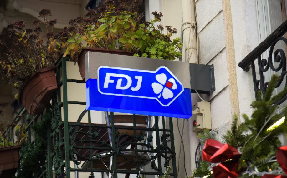 FDJ kyltti katukuvassa.