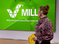 Millin juontaja MTV3 Veikkaus studiossa.