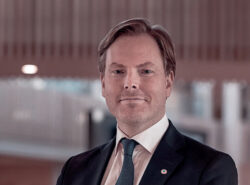 Christer Fahlsted Pafin toimistolla tyylikkäässä puvussa. Puvun rintapielessä Paf-pinssi.