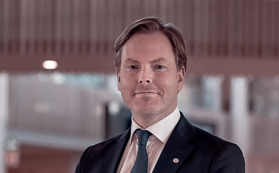 Christer Fahlsted Pafin toimistolla tyylikkäässä puvussa. Puvun rintapielessä Paf-pinssi.