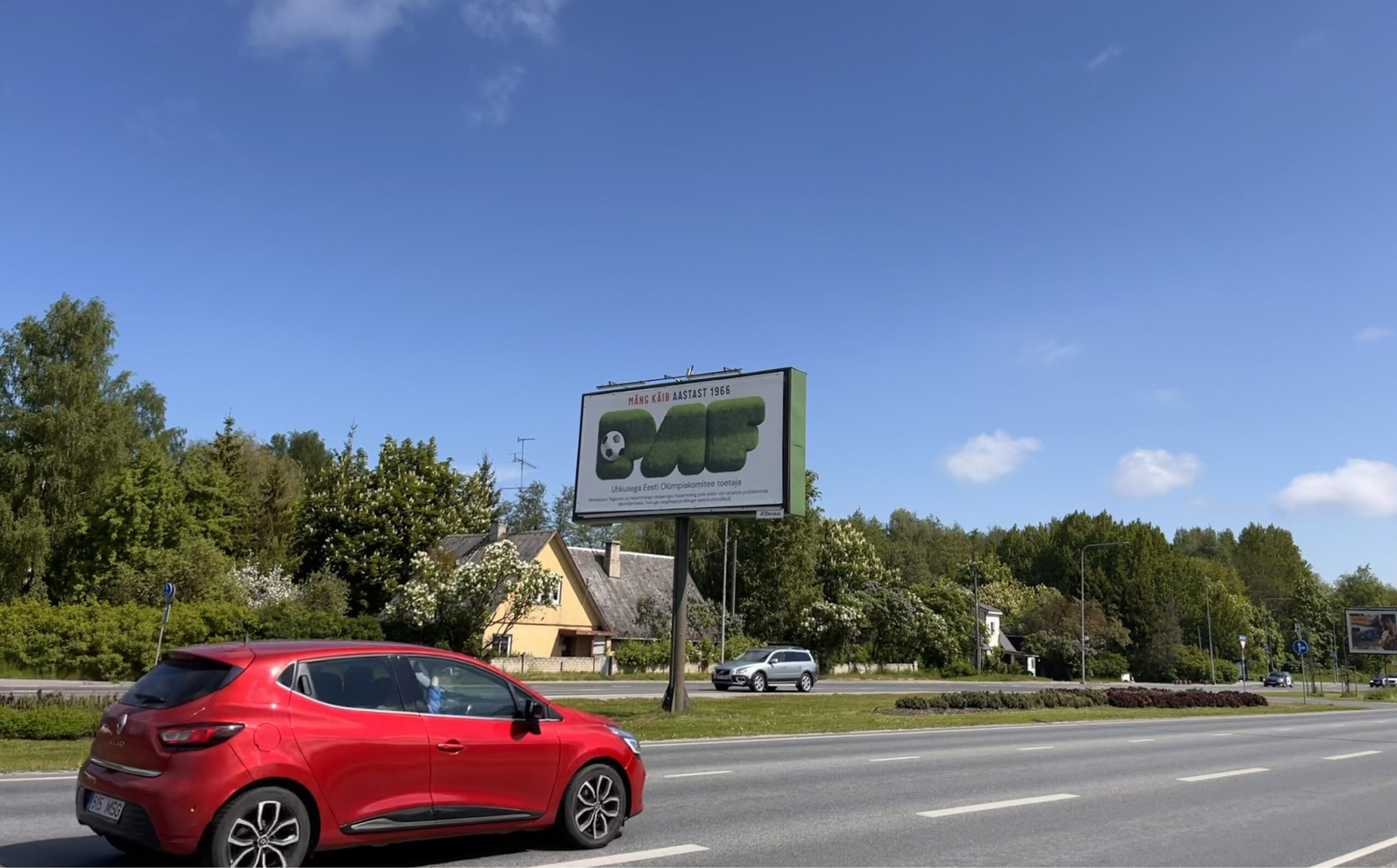 Paf mainos moottoritien varrella Virossa kertoo että kasinoyritys on perustettu 1966. Mainos näyttää "orgaaniselta" koska kasinon logo on ruohonvihreä ja mukana on jalkapallo.