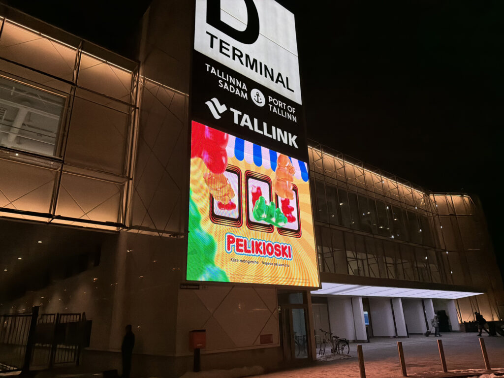 Pelikioski nettikasinon mainos Tallinnan satamassa.