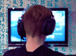 Henkilö tietokoneen edessä.