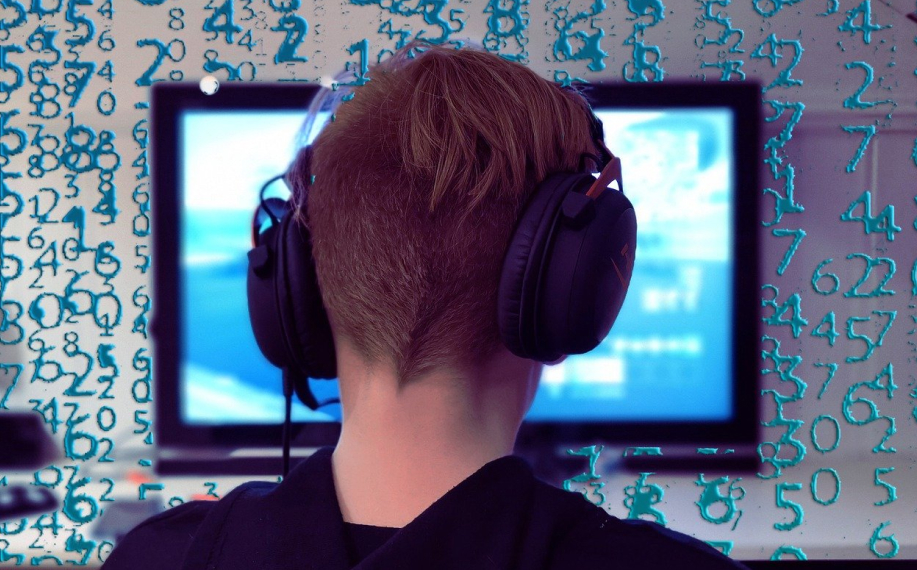 Henkilö tietokoneen edessä.