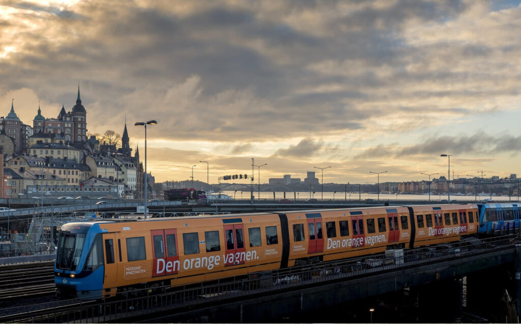 Mainoksella varustettu Metro Tukholman jylhässä kaupunki- ja merimaisemassa.