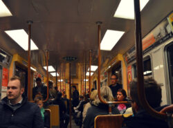 Ihmisiä metrovaunussa.