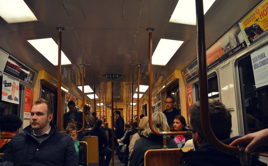 Ihmisiä metrovaunussa.