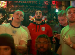 Englannin fanit reagoivat katsellessaan Englannin ja Ranskan välistä MM-neljännesfinaalia pubissa 10. joulukuuta 2022 Lontoossa, Englannissa.