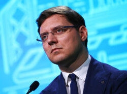 Euroopan parlamentin varapuheenjohtaja Victor Negrescu puhuu Green Transition Forum 5.0 -tapahtumassa Sofiassa, Bulgariassa, 16. kesäkuuta 2025.