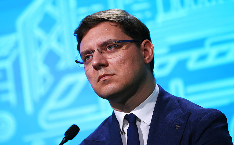 Euroopan parlamentin varapuheenjohtaja Victor Negrescu puhuu Green Transition Forum 5.0 -tapahtumassa Sofiassa, Bulgariassa, 16. kesäkuuta 2025.