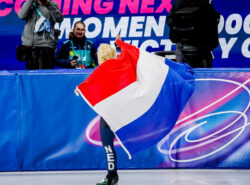 Voittaja Xandra Velzeboer Alankomaista juhlii ja pitelee lippua kilpailtuaan naisten 1000 metrin pikaluistelun finaalissa Milano Cortina 2026 -talviolympialaisten kymmenentenä päivänä Milano Speed Skating Stadiumilla 16. helmikuuta 2026 Milanossa, Italiassa.