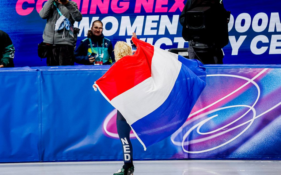 Voittaja Xandra Velzeboer Alankomaista juhlii ja pitelee lippua kilpailtuaan naisten 1000 metrin pikaluistelun finaalissa Milano Cortina 2026 -talviolympialaisten kymmenentenä päivänä Milano Speed Skating Stadiumilla 16. helmikuuta 2026 Milanossa, Italiassa.