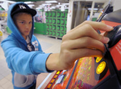 Lavastetussa tilantessa nuori mies pelaa pelikonetta suomalaisessa ruokakaupassa. Pelikone näyttää olevan Tuplapotti. Henkilön pukeutumisen perusteella voi päätellä että kyseessä on 2010-luvun alkupuoli.