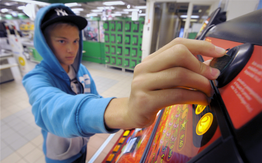 Lavastetussa tilantessa nuori mies pelaa pelikonetta suomalaisessa ruokakaupassa. Pelikone näyttää olevan Tuplapotti. Henkilön pukeutumisen perusteella voi päätellä että kyseessä on 2010-luvun alkupuoli.