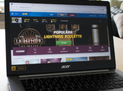 Ruotsinkielinen nettikasino auki Acer-kannettavan näytöllä, etusivulla Lightning Roulette -livekasinopeli ja kasinon navigointivalikko.
