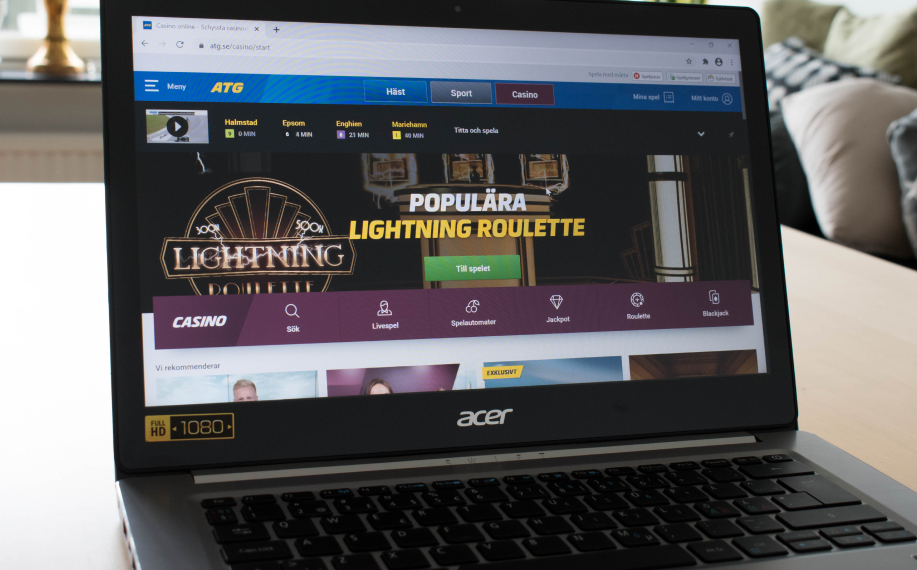 Ruotsinkielinen nettikasino auki Acer-kannettavan näytöllä, etusivulla Lightning Roulette -livekasinopeli ja kasinon navigointivalikko.