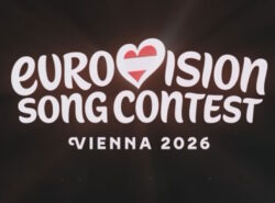 Eurovision laulukilpailun 2026 virallinen logo, joka on suunniteltu isäntäkaupunki Wienille. Logo koostuu tyylitellystä tekstistä "Eurovision Song Contest" yläosassa ja keskellä pienemmällä fontilla "Vienna 2026".