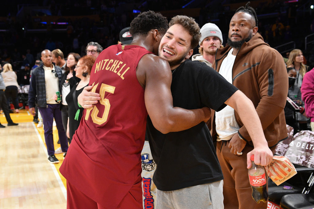 Adin Ross halaa Donovan Mitchelliä Los Angeles Lakersin ja Cleveland Cavaliersin välisen koripallopelin jälkeen Crypto.com Arenalla.