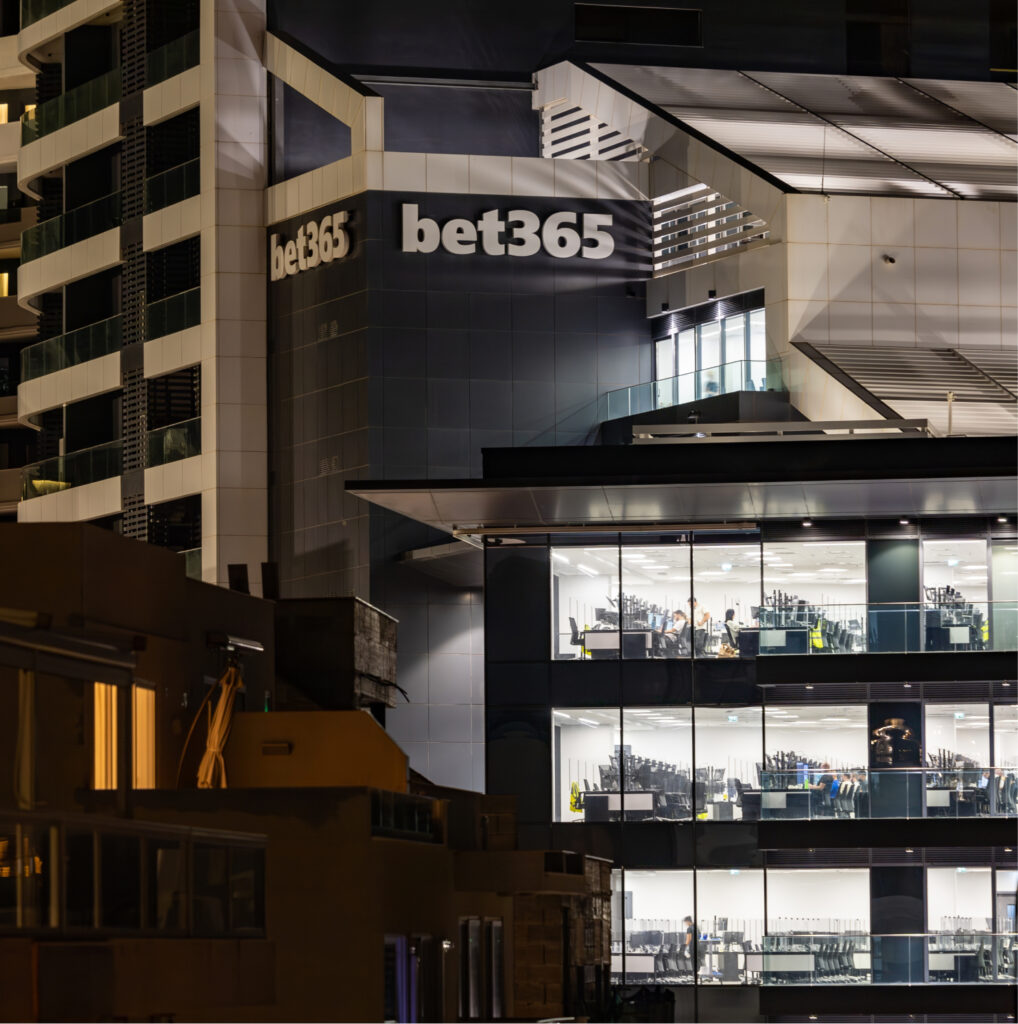 bet365 toimisto Maltalla iltamyöhään.