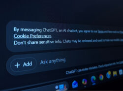 ChatGPT keskusteluikkuna. Lähettämällä viestin käyttäjä hyväksyy säännöt ja ehdot ja eväste-ehdot. Yhtiö kieltää jakamasta arkaluontoista tietoa ja krtoo että keskusteluja saatetaan tarkastella ja käyttää mallien kouluttamiseen.
